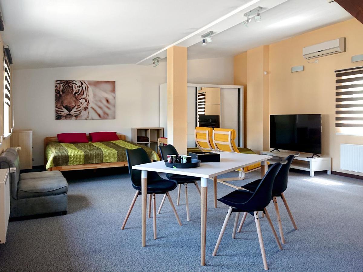 Riga City Center Quiet Apartment With Free Private Parking Экстерьер фото